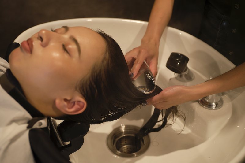 NAMI ginza のヘッドスパ／シャンプーでリラックスするお客様
